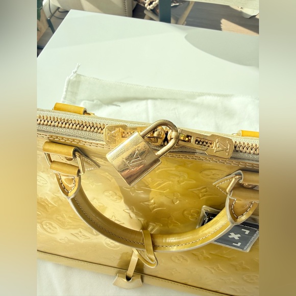 Authentic Louis Vuitton Alma GM Vernis Bag Yellow. - Picture 6 of 12